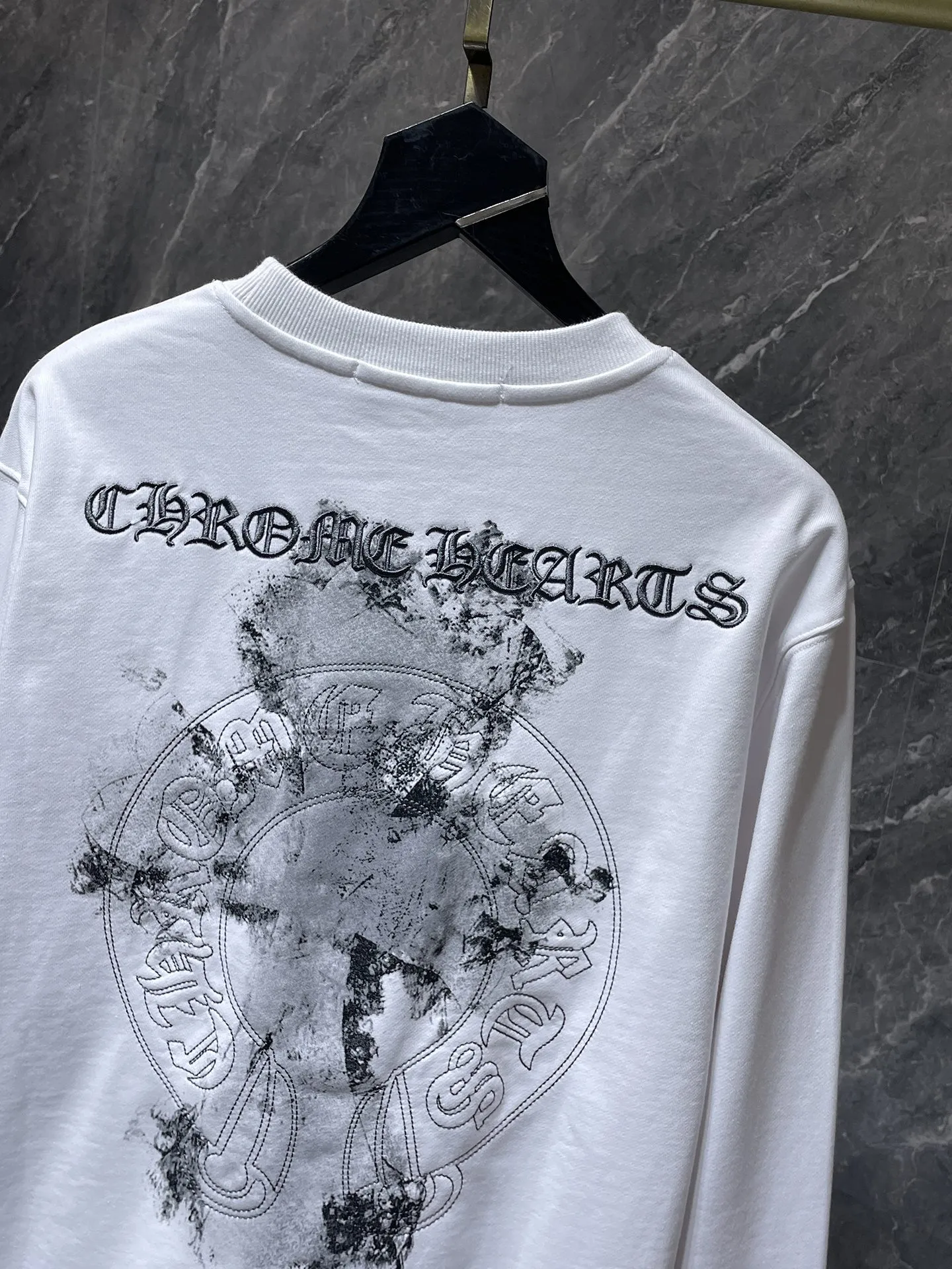 P216 Chrome Hearts Autumn and Winter 2025 Counter synchronization High-weight, environmentally friendly and high-quality top-quality fabrics Three-dimensional Sanskrit embroidered cross round neck sweatshirt Hand-painted dyeing and embroidery Counter synchronization 1:1 replica version Recommended color: black White Size: S, M, L, XL